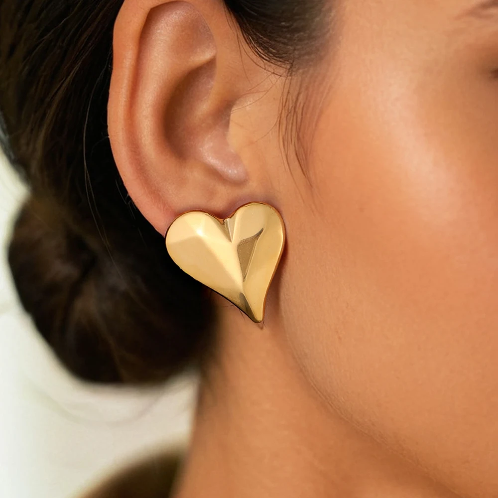 Orecchini a bottone con cuore scintillante in acciaio inossidabile dorato di vendita caldo Orecchini di gioielli di lusso per compleanno di Natale da donna all'ingrosso