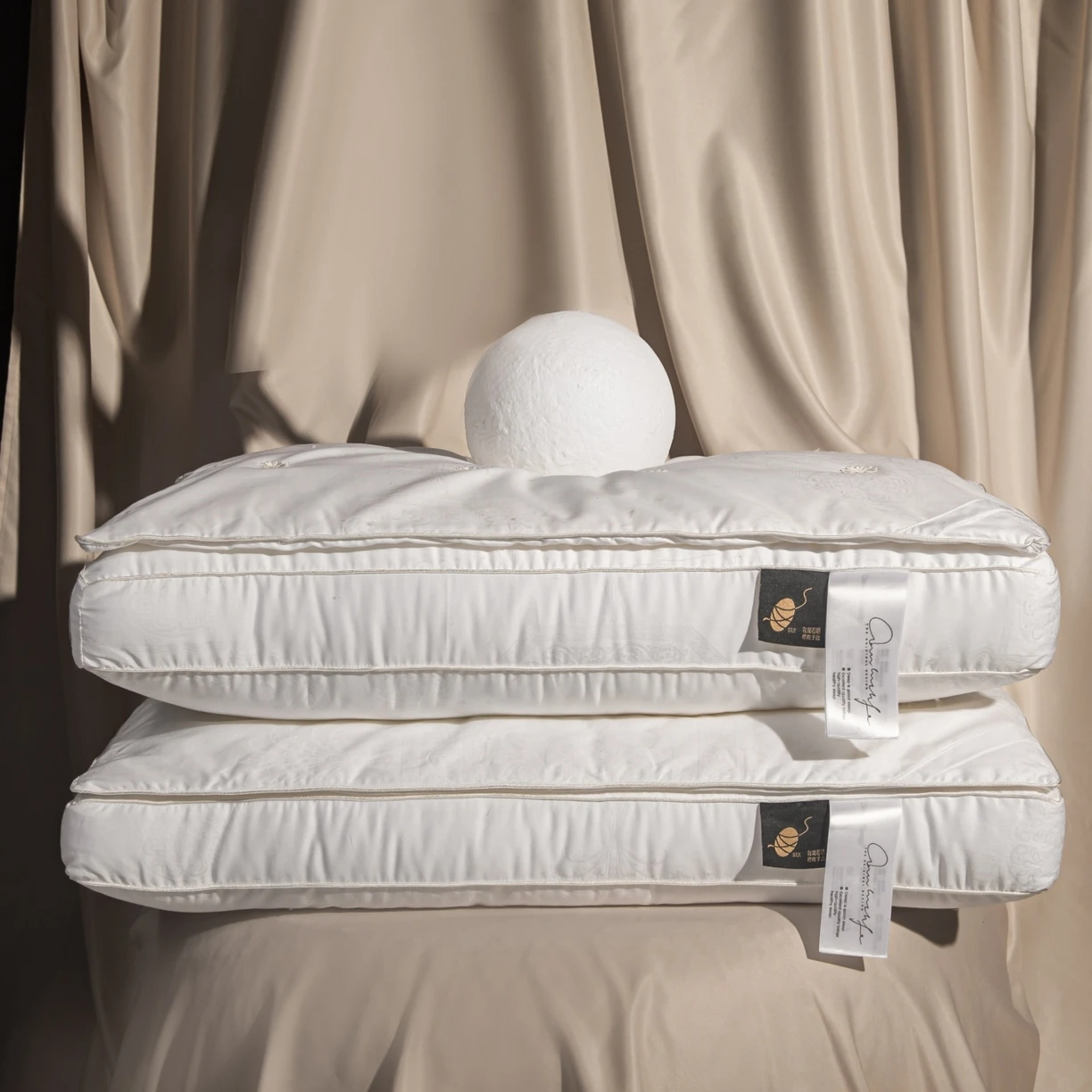 100% Cotton Satin Jacquard Silk Filling Pillow Core Softly Supports Neck and Shoulders Fluffy Pillow Core for Dry and Breathable