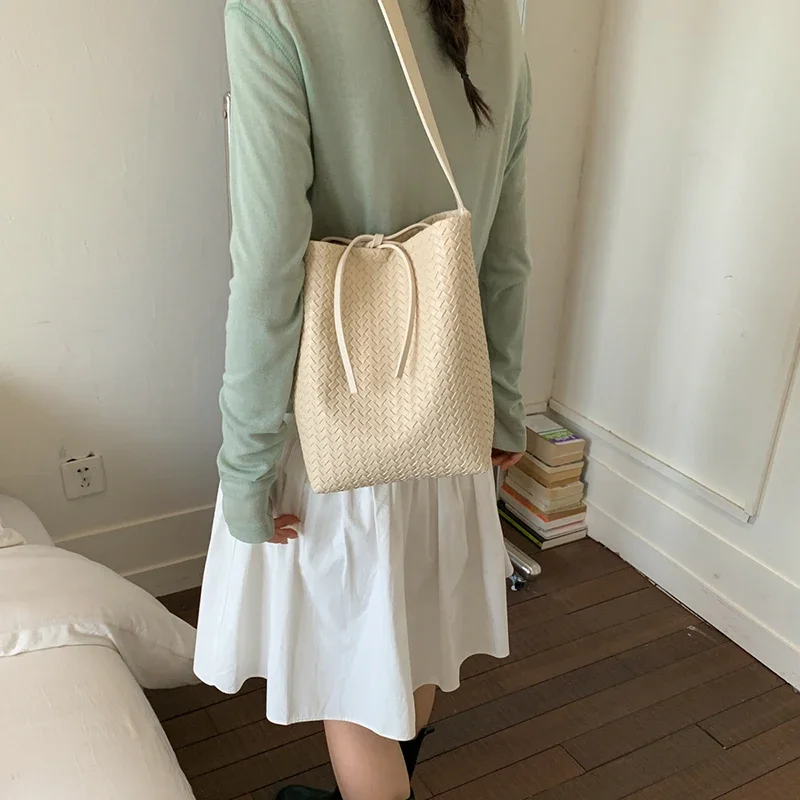 Koreanische Rattan-Geflecht-Unterarmtasche, Damen-Bucket-Tasche, Sommer-Strand-Reisetasche, Russische Trendige Einkaufskorb-Handtasche – Detail 11