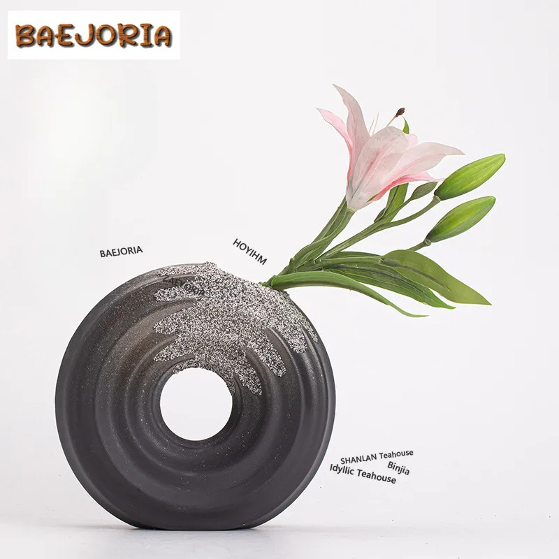 BAEJORIA Ceramic Flat Minimalist Vase Wedding Decoration Sweet Donut Shape Flower Vase Oval Hollow Black Vases Home Living Room