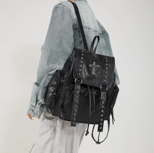 

New fashion riveted backpack women's large capacity soft leather backpack leisure travel bag