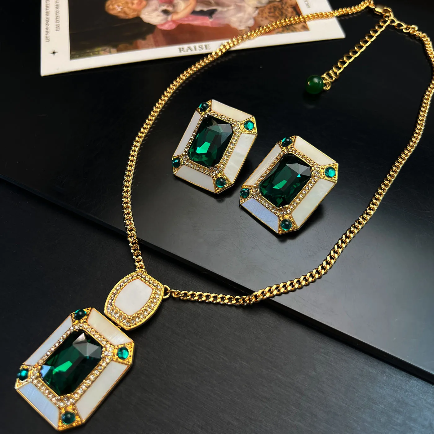 Европейский и американский стиль, модное ретро-зеленое ожерелье с цирконом, геометрический квадратный индивидуальный женский темпераментный кулон