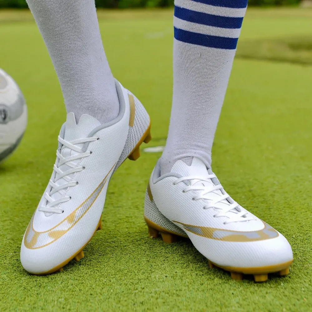 Meninos e meninas unhas compridas sapatos de futebol, esportes juvenis, treinamento ao ar livre, unhas quebradas