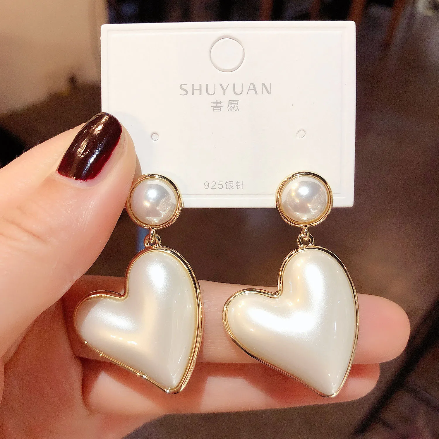 Moda Mabe corazón oreja Stud 18K chapado en oro Irrgular blanco barroco perla gota cuelga aro pendientes accesorios elegantes Bijoux