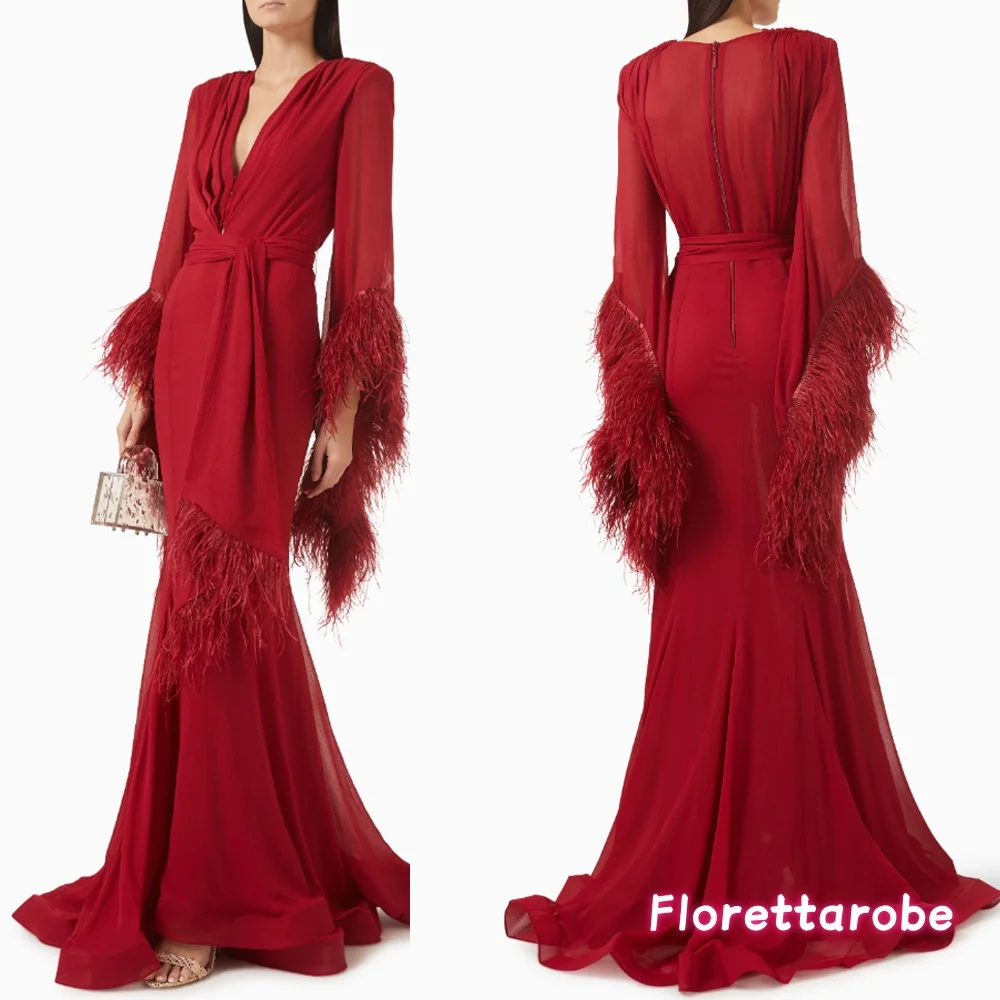 Maßgeschneidertes Neues Meerjungfrau-Abendkleid mit Fledermausärmeln, Federn und Schleppe, Arabisches Ballkleid, Formelle Partykleider