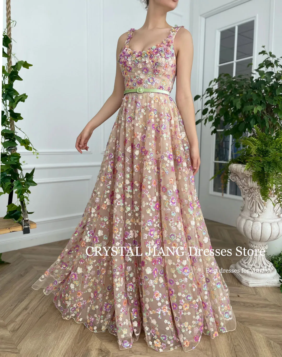 Robe de Rhlongue à encolure dégagée avec fleurs brodées, tulle à paillettes, ligne fibrA, longueur au sol