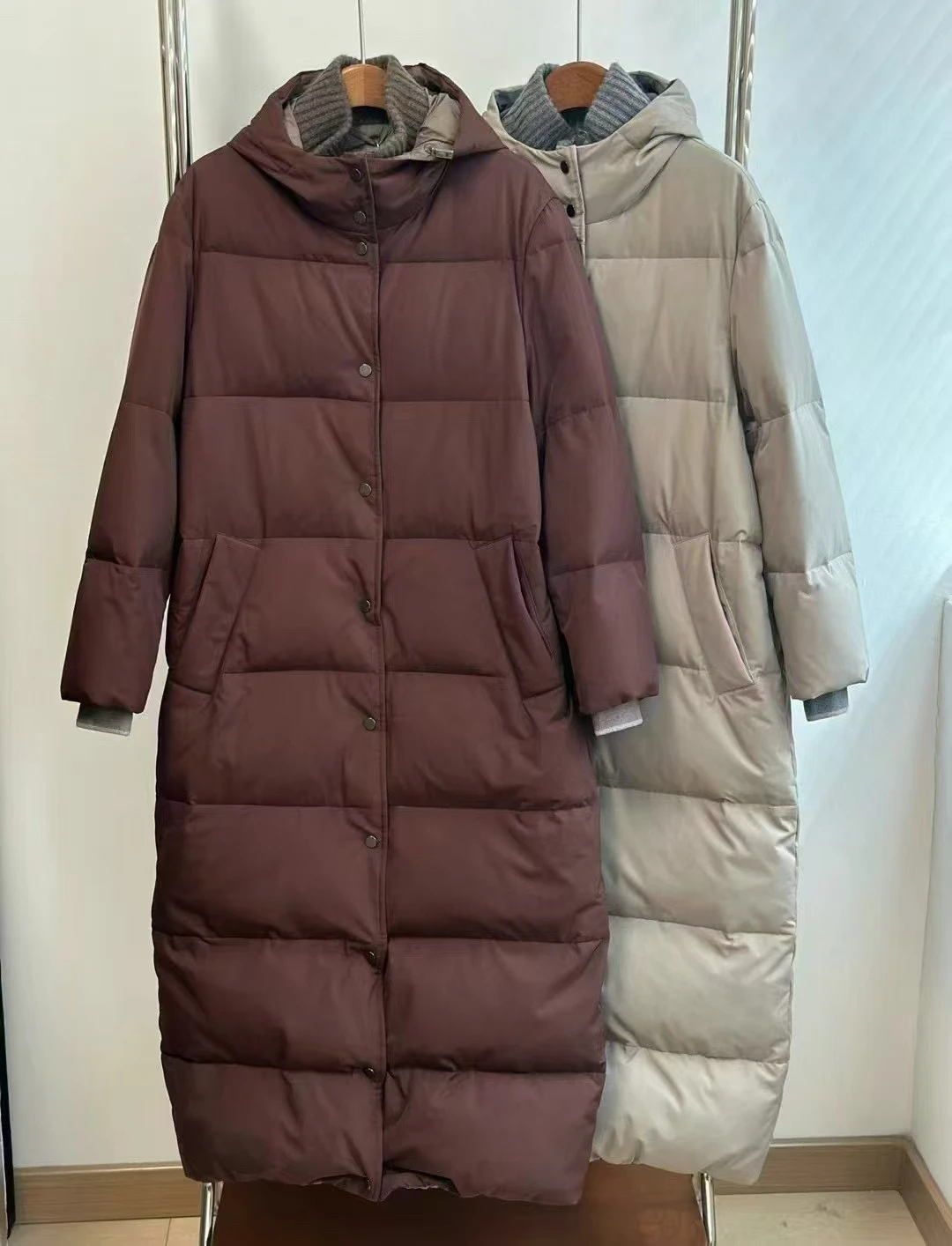 Luxurious autumn-winter long goose down jacket with hood