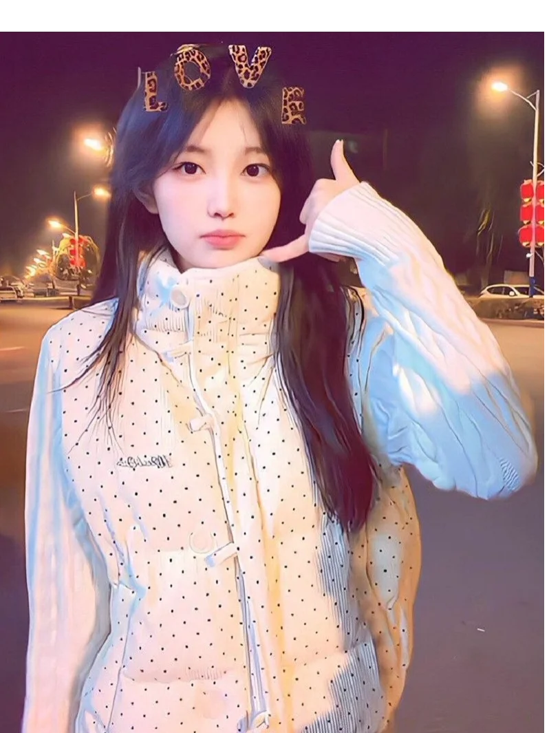 

Модная зимняя куртка из хлопка с вязаными вставками в стиле пэчворк и горошек, с воротником-стойкой, для невысоких, с эффектом омоложения