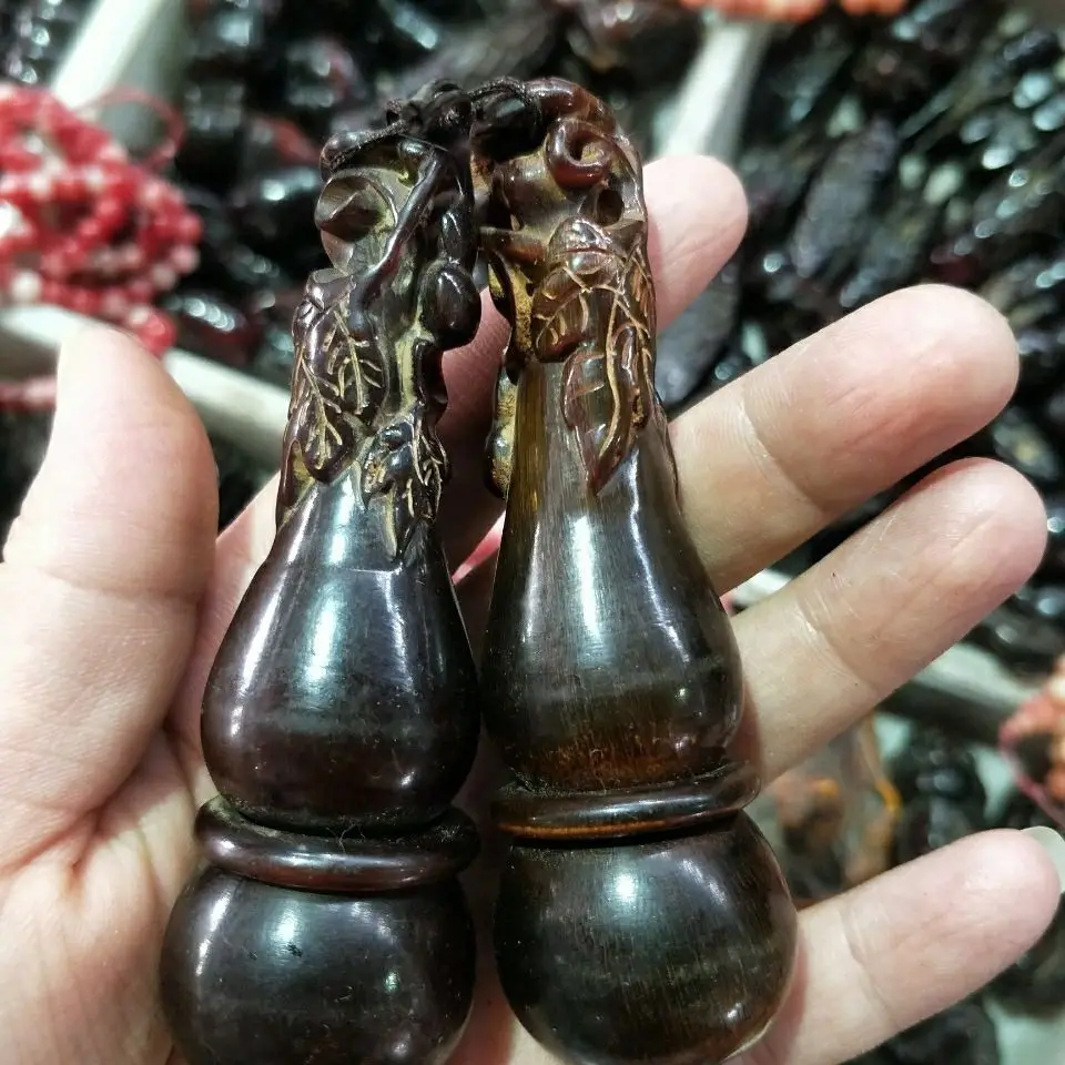 Fidelity natural old yak horn Fulushou hand twist gourd cultural and play miscellaneous old carving hand handle pendant pair ant