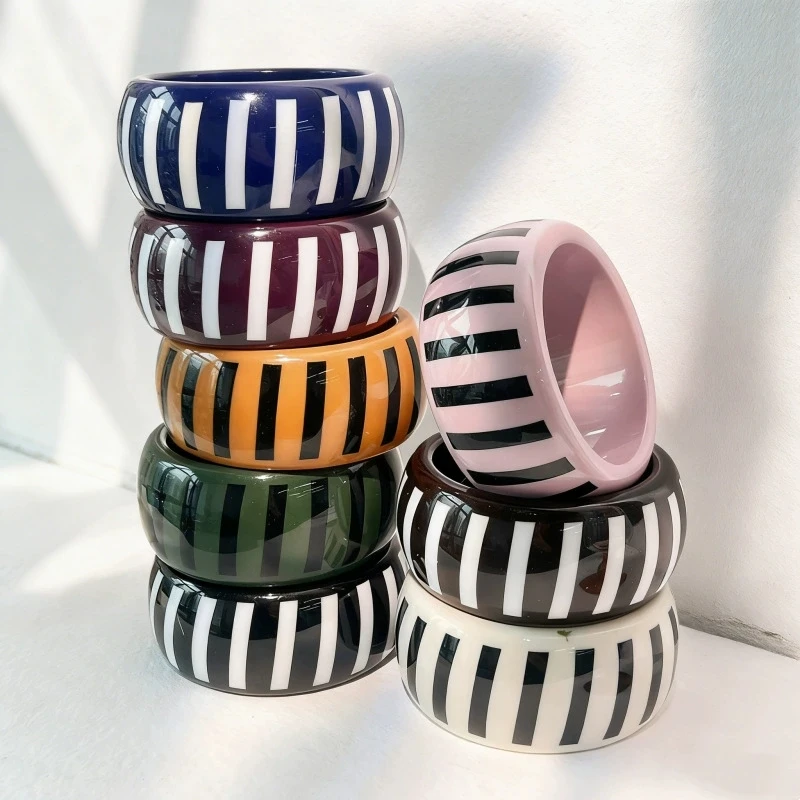 HUANGZHI Vintage Minimalist Striped Resin Bracelet Cartoon-Inspired Fashion Jewelry for Women Perfect for Gifting or Parties