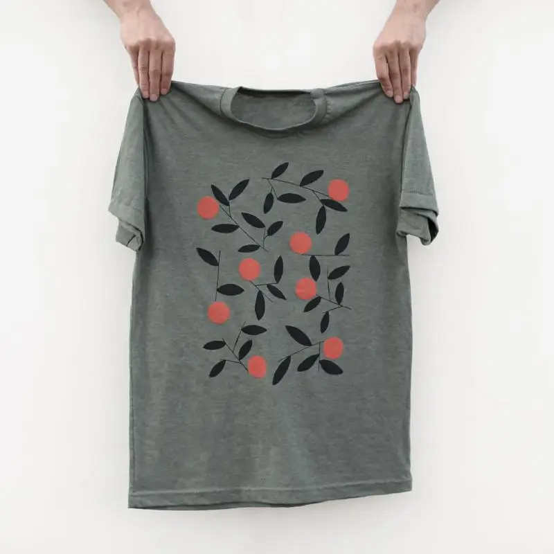 Camiseta masculina com gola redonda Orange Grove Botanical em verde sálvia impressa à mão para amantes de plantas jardineiro