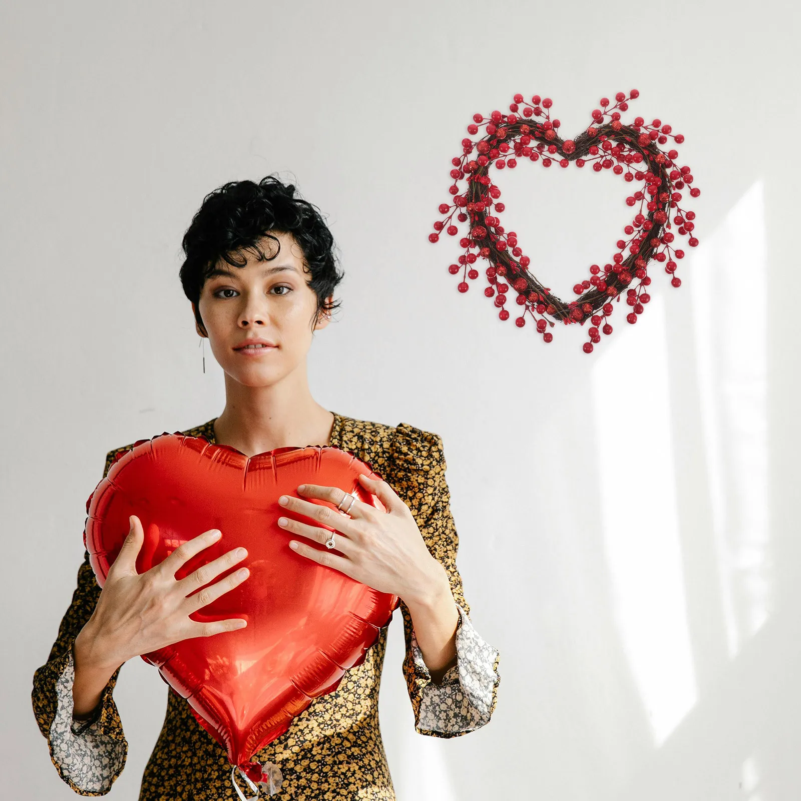 

Heart Shaped Red Berry Valentine Wreath Door Window Wall Decor Romantic Festive Home Wedding Prop Artificial Christmas Garland