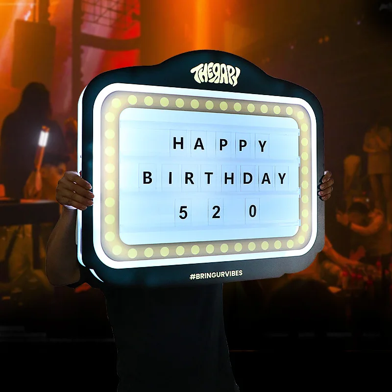 

Ночные светящиеся акриловые ручные таблички KTV могут быть изготовлены по индивидуальному заказу, светодиодный съемный реквизит для карточек с буквами