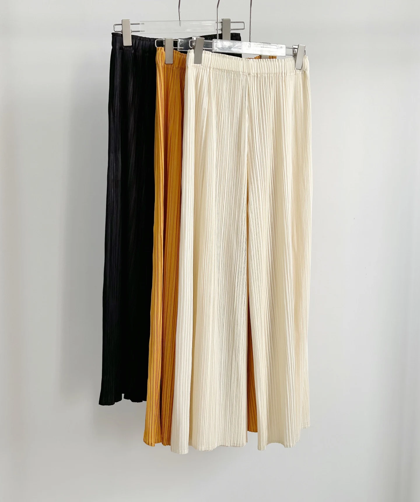 Abito plissettato in tinta unita Miyake 2025 Estate nuova maglietta slim top + pantaloni dritti set da 2 pezzi