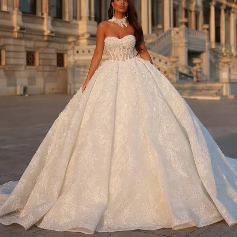 abiti da sposa a trapezio eleganti bianchi di lusso Il corsetto perla glitter perline decalcomania abiti da sposa con spalle scoperte multistrato realizzato