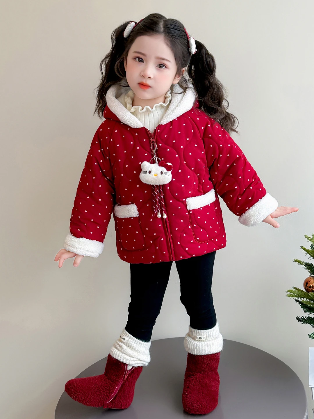 

Тенденция хлопкового джета для девочек, красное милое теплое зимнее пальто, детская верхняя одежда, новинка 2025 года, модная детская одежда