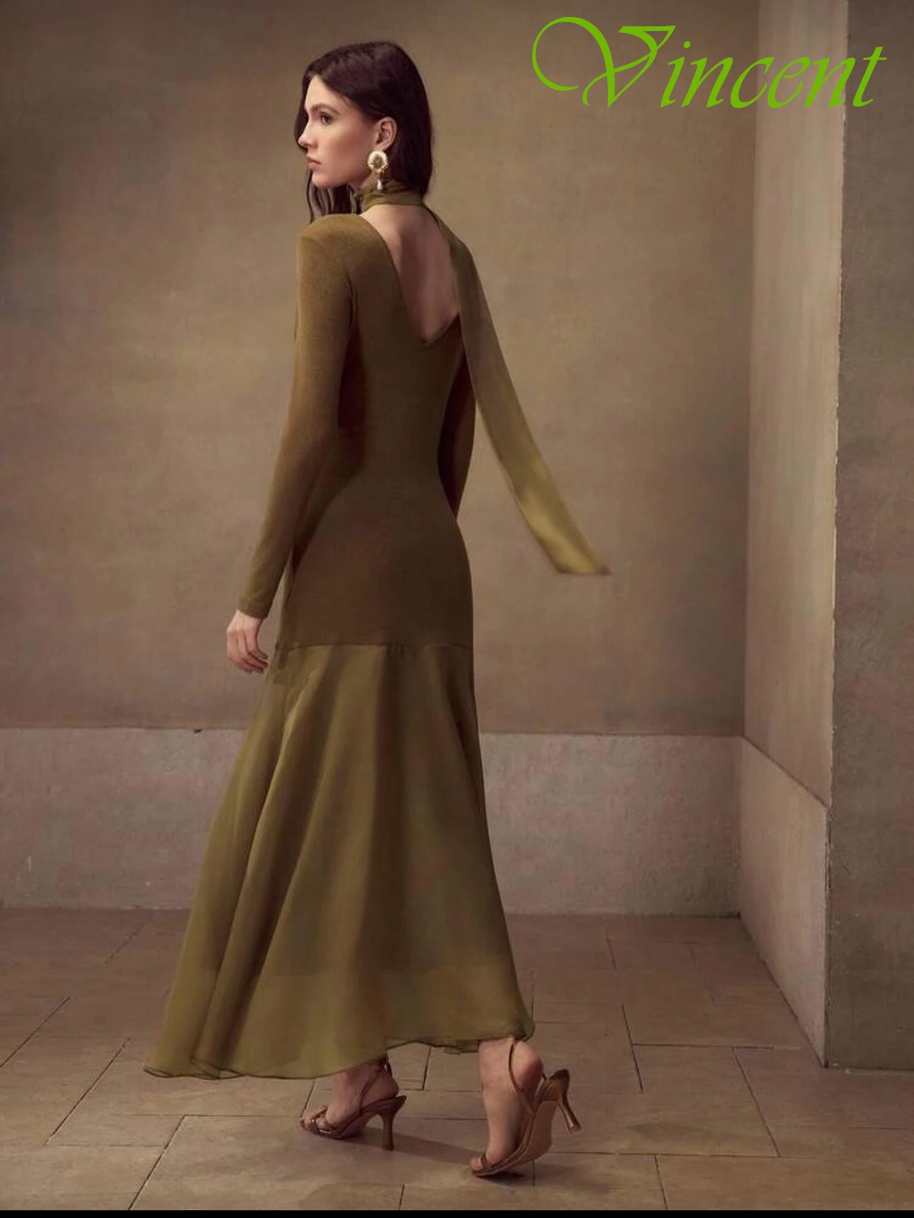 Maßgeschneidertes formelles Abendkleid mit geradem Rundhalsausschnitt und langen Ärmeln. Klassische, maßgeschneiderte Anlasskleider. Hochwertige Promi-Kleider