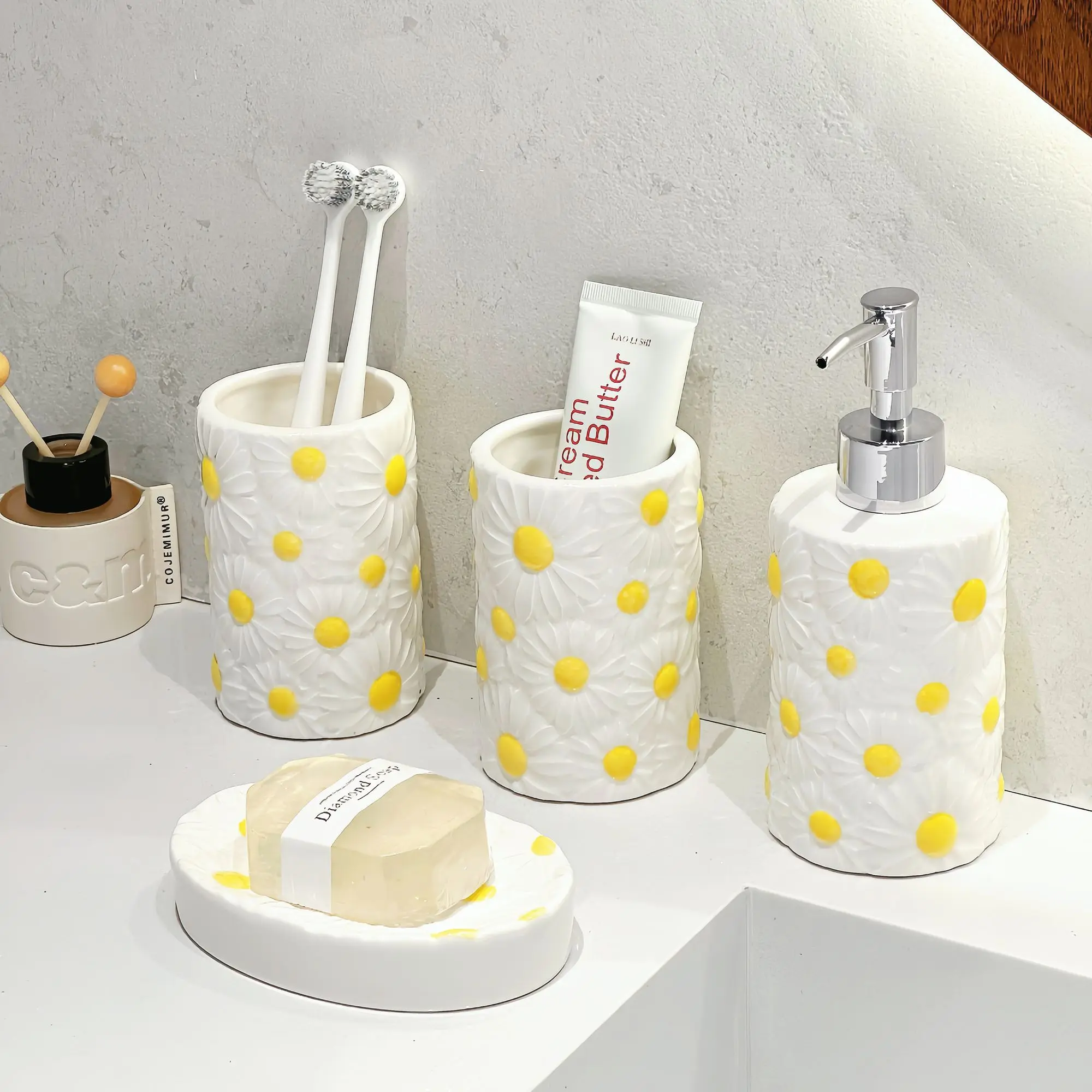 Nordic Yellow Chrysanthemum Ceramic Bathroom Set with Pump Soap Dispenser Rinsing Cup Soap Dish Modern Rinsing Cup Lotion Bottle