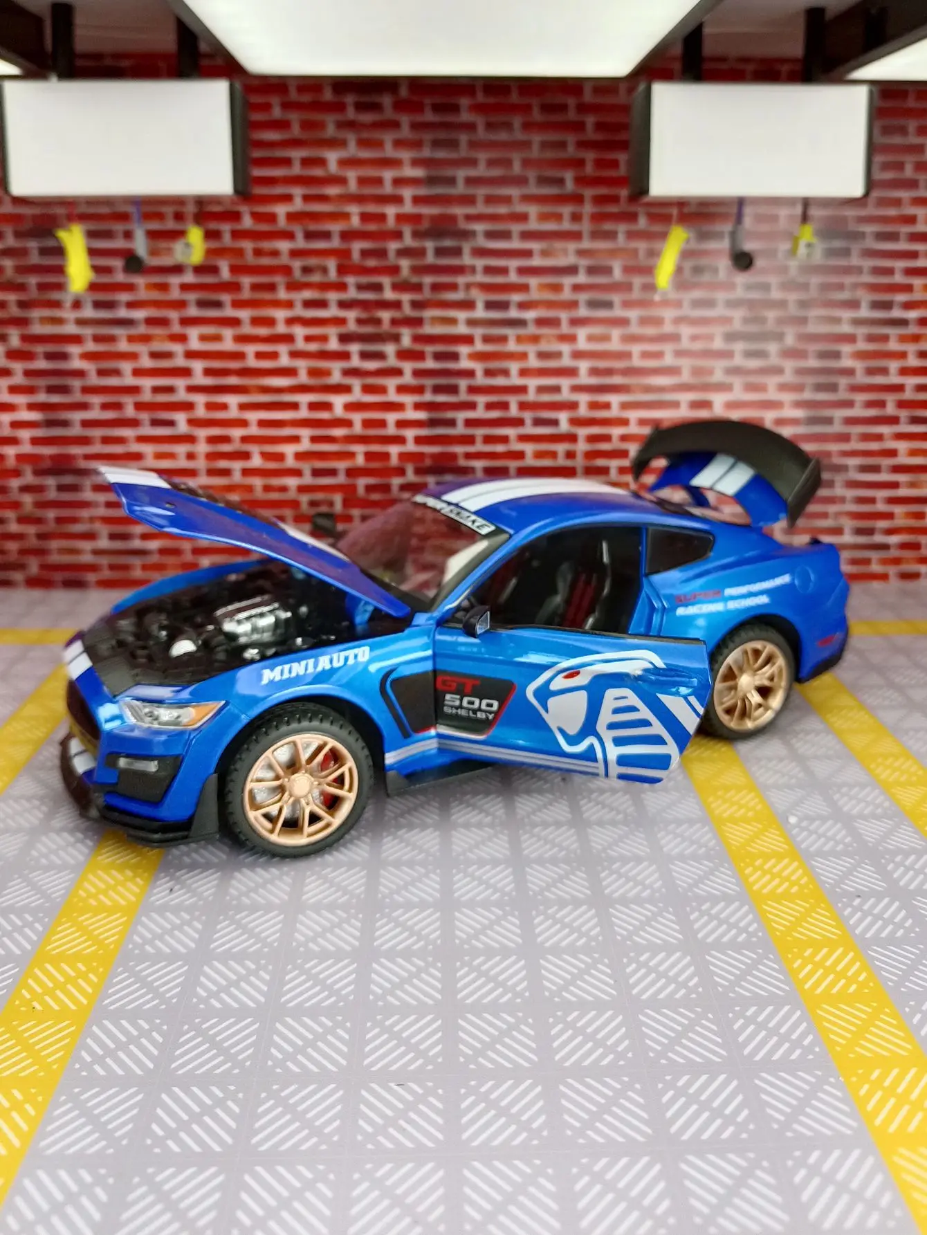 

Модель суперкара Ford Shelby GT500 из сплава, масштаб 1:24, с открывающимися дверями, передним капотом и крышкой багажника.