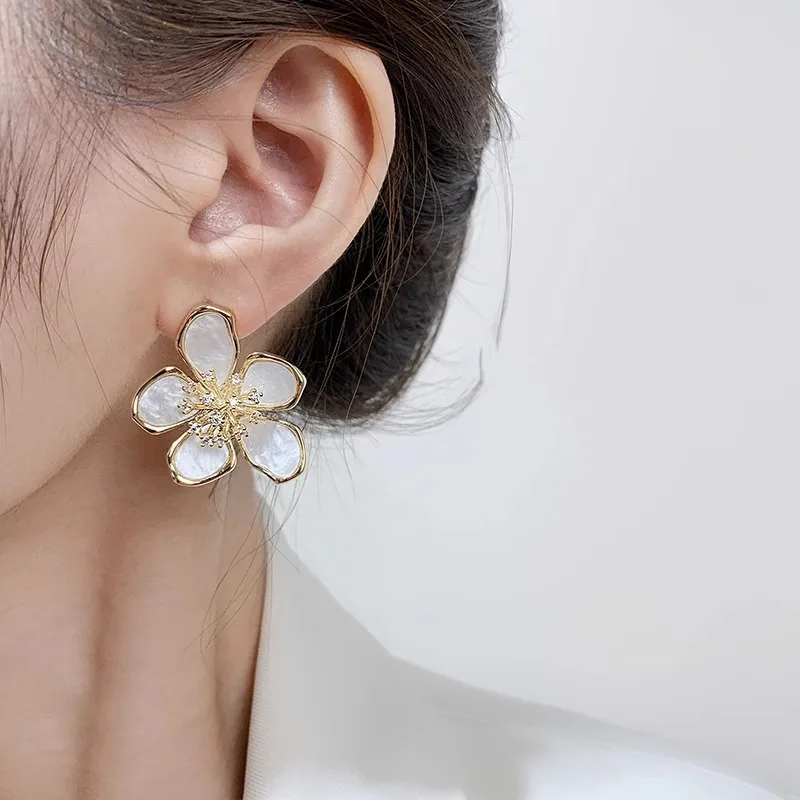 Korea New Jewelry Exaggerated White Acrylic Zircon Flower Earrings Elegant Women Design Fashion Wedding Party Accessories