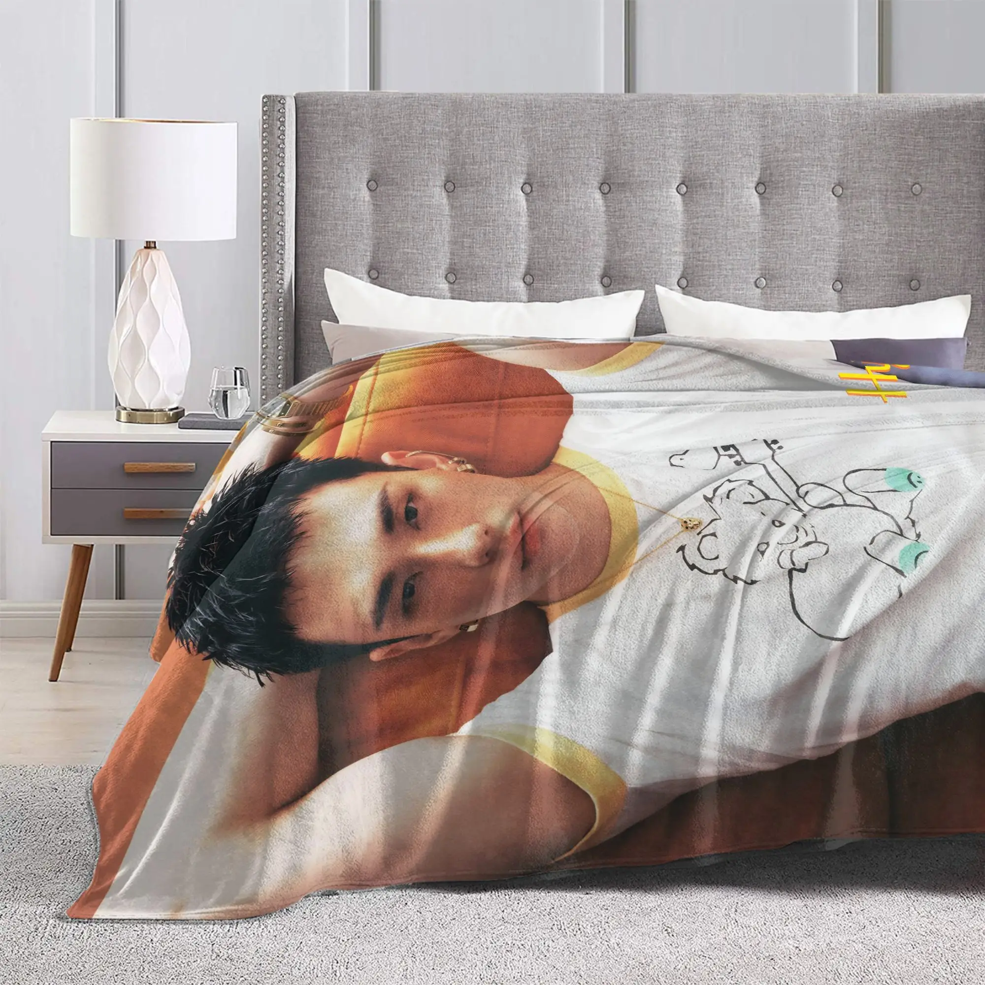 Hyunjin Kpop Idol Blanket Korean Star Fuzzy Vintage Breathable Throw Blanket for Bedspread Spring Autumn