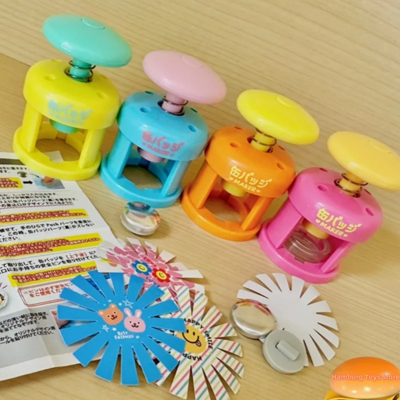 Em estoque brinquedos espíritos mini fabricante de crachá pode fazer mini emblemas anime figura brinquedos presente série modelo ornamentos