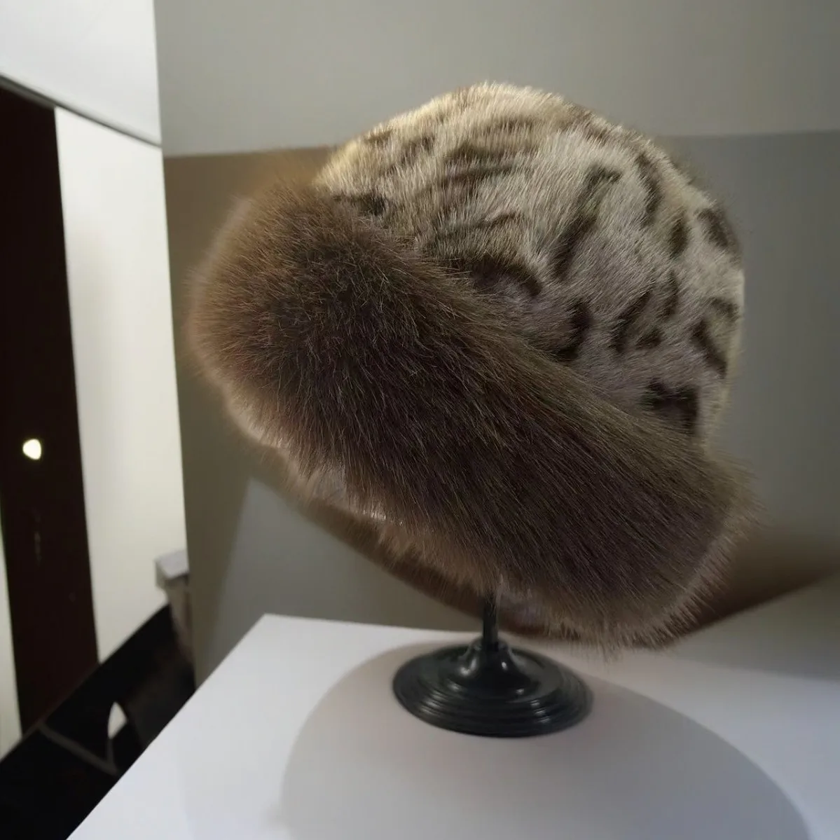 

2025 модная теплая универсальная однотонная практичная монгольская шляпа 2025 новая утолщенная теплая шапка для защиты ушей