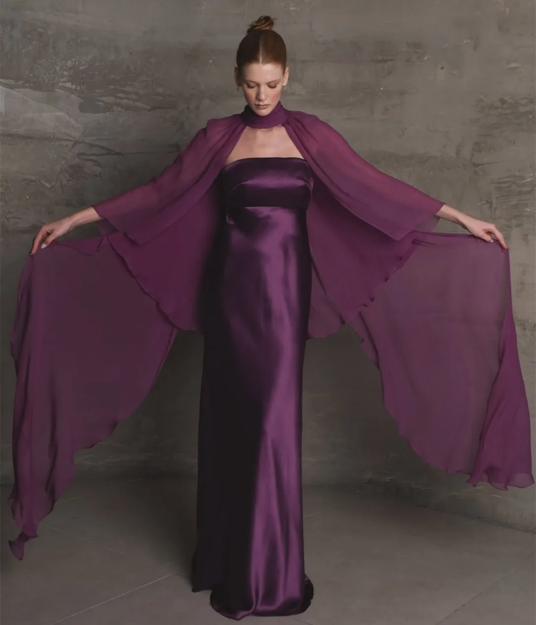 

Customized Long Grape Satin Evening Dresses with Cape Chiffon Mermaid حزب اللباس Floor Length Zipper Back Prom Dresses for Women
