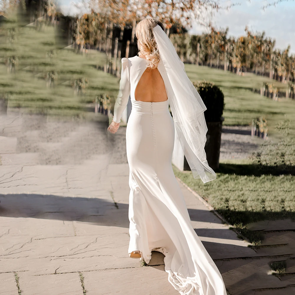 Abiti da festa di nozze a maniche lunghe in raso a sirena semplici bottoni da spiaggia con scollo a v profondo aperto sul retro abito da sposa vuoto increspato su misura