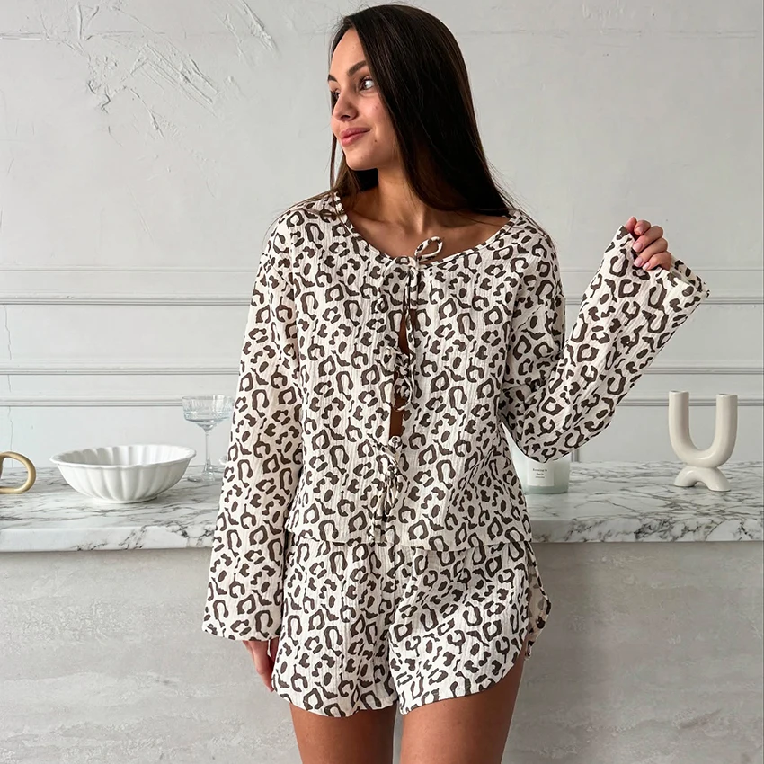 

HiLoc винтажные шорты с леопардовым принтом, пижамные комплекты, осенняя повседневная блузка с длинными рукавами и шорты с эластичной талией, комплекты из 2 предметов, 2025 г.