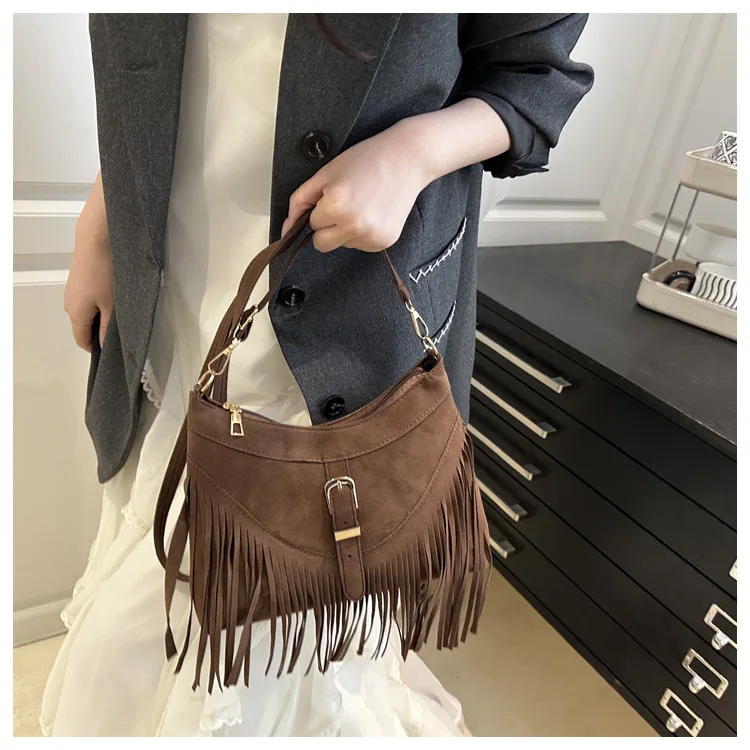 Wildleder-Umhängetaschen mit Fransen und Metallschnalle, verstellbarer Riemen, Halbmond-Umhängetasche im Western-Stil für Damen, für Reisen und den Alltag – Detail 19