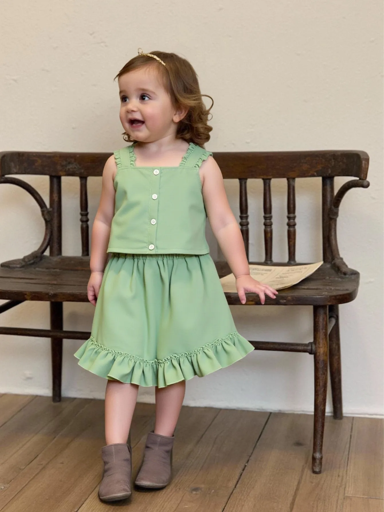 

Комплект из двух предметов модных повседневных шорт для девочек с рюшами и жилетом на пуговицах спереди летом.