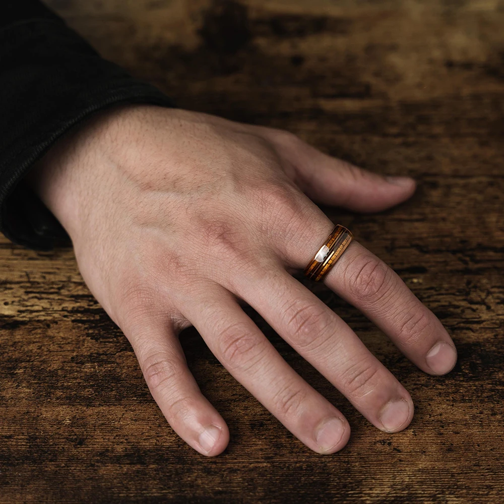 موضة 8 مللي متر ارتفع الذهب اللون الفولاذ المقاوم للصدأ وتر غيتار خواتم للرجال كوا الخشب البطانة الدائري ويسكي برميل رجالي الزفاف الفرقة #5