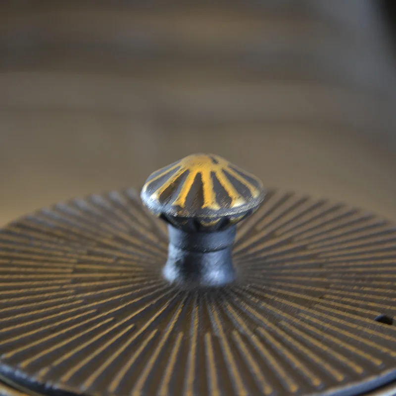 Bollire l'acqua per fare il tè vecchio vaso di ferro