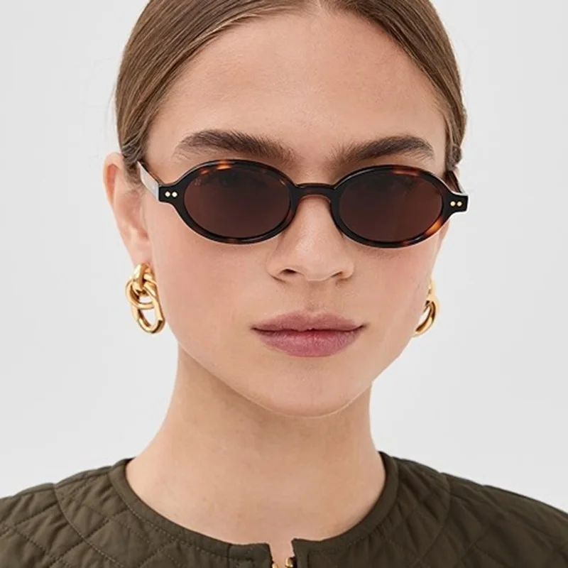Retro-Sonnenbrille für Damen mit ovalem, schmalem Rahmen, verziert mit Reiskorn-Nieten, trendige, schmale Fassung, unverzichtbar für Fotoshootings.