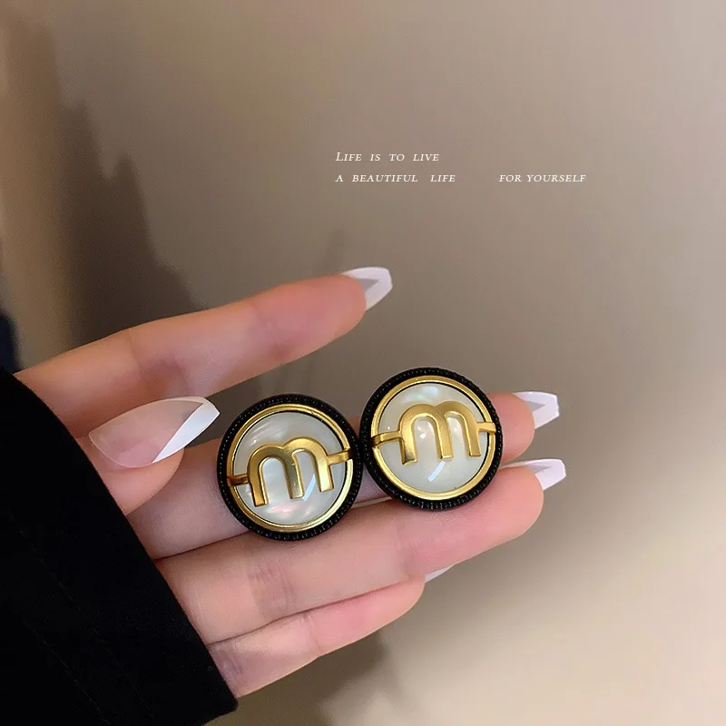 Korea New Design Simple Pearl Letter M Earrings Ear Studs for Adult Ladies 2022 New Luxury Pearl Handmade Letter Patter Jewelry