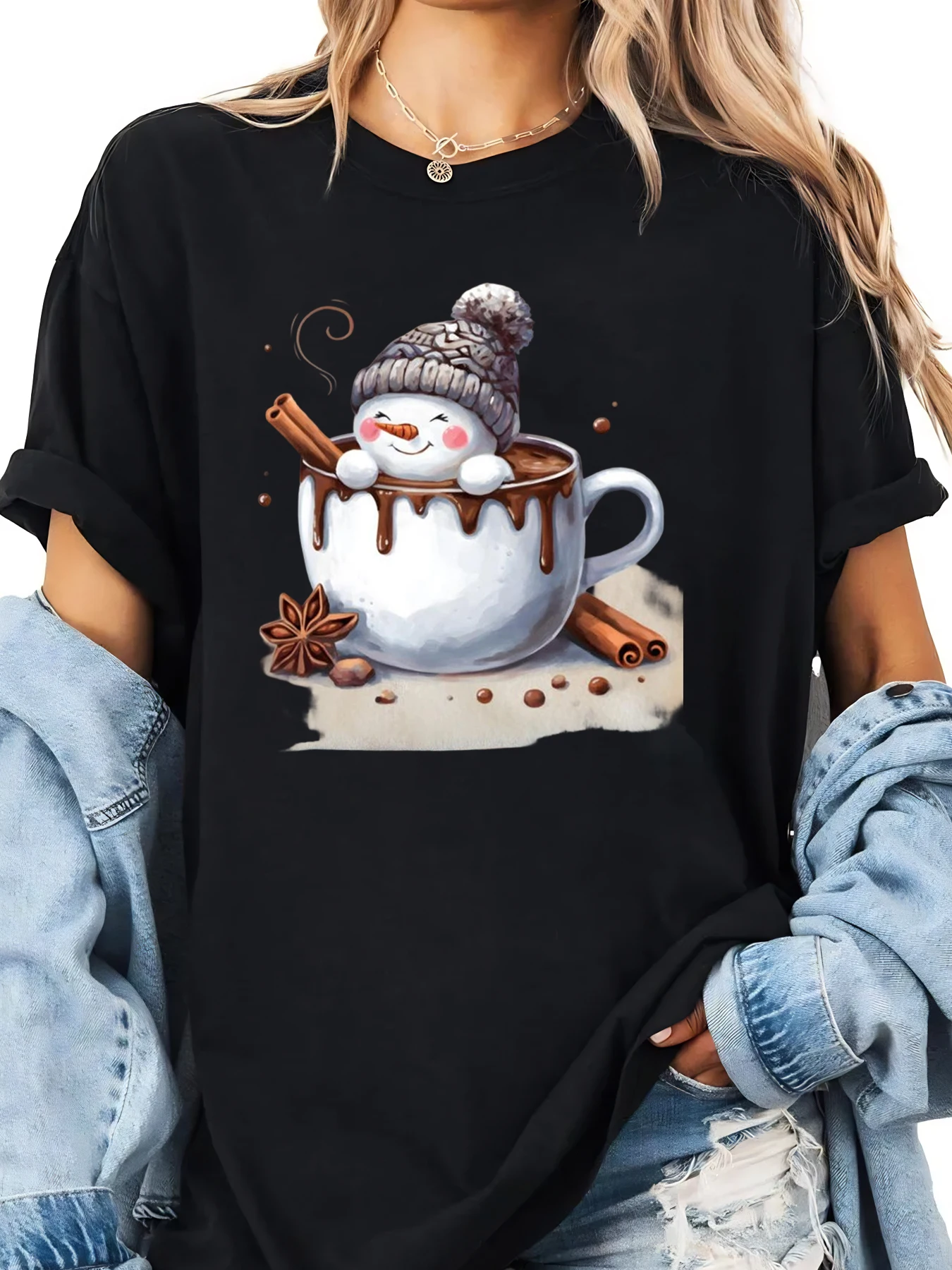 Sneeuwpop in hete chocoladebeker Kerstprint T-shirt Dames Casual Wintervakantiekleding Zwart Plus-maat