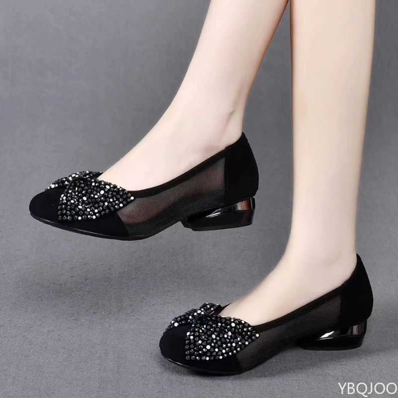 Scarpa singola con punta tonda e bocca bassa con fondo piatto per le scarpe da donna alla moda versatili, leggere e traspiranti primaverili