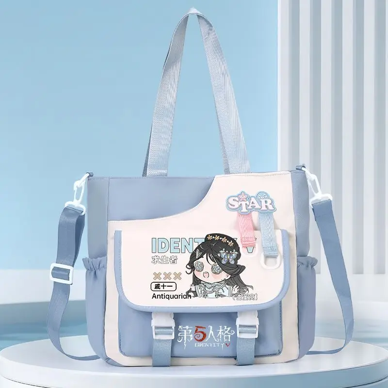 لعبة الهوية V أنيمي كوس العتيقة إيما وودز لوكا بالسا الخ. 33x30x12 سنتيمتر للجنسين 2025 حقيبة يد الحرم الجامعي تحجب الألوان