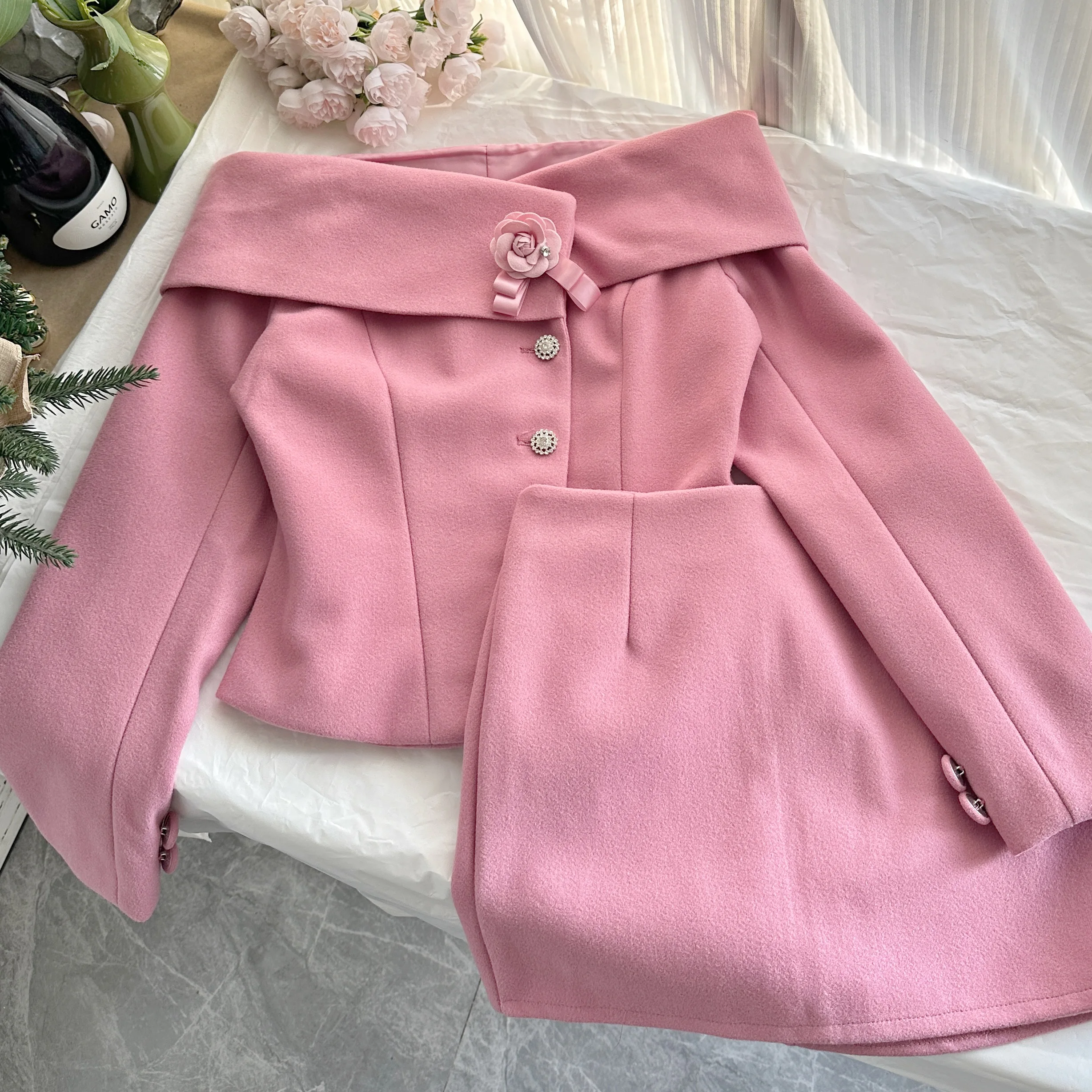 Outono inverno nova venda quente luz de luxo high-end um ombro branco topo e saia curta conjunto banquete deslocamento estilo rosa conjunto