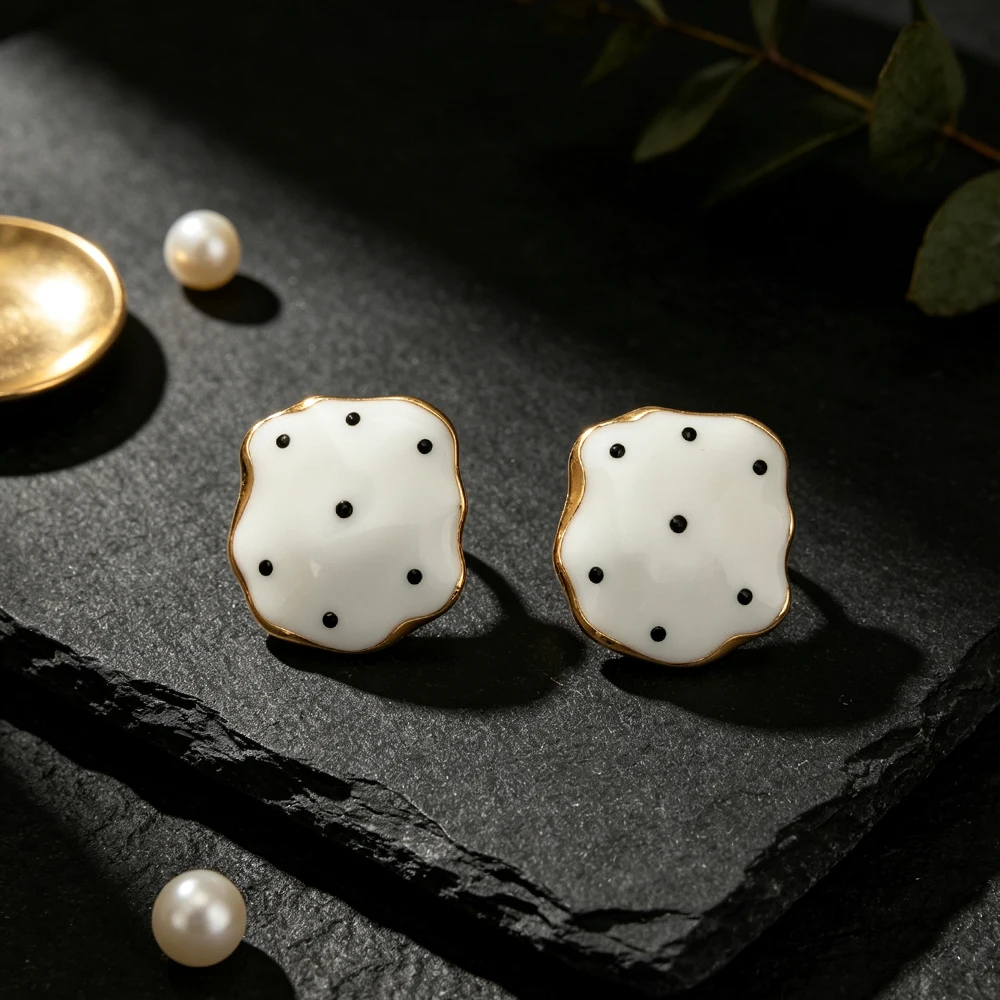 Vintage Irregular Wave-Edge Polka Dot Earrings, Black and White Contrast Oil-Drip Earrings, French-Style Minimalist Accessories