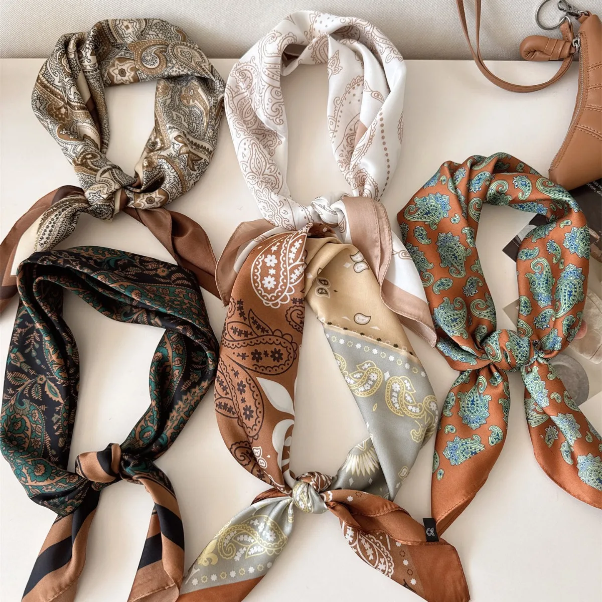 lenco-de-seda-retro-feminino-lenco-quadrado-pequeno-versatil-e-artistico-lenco-de-cinto-com-estampa-fluida-tendencia-outon