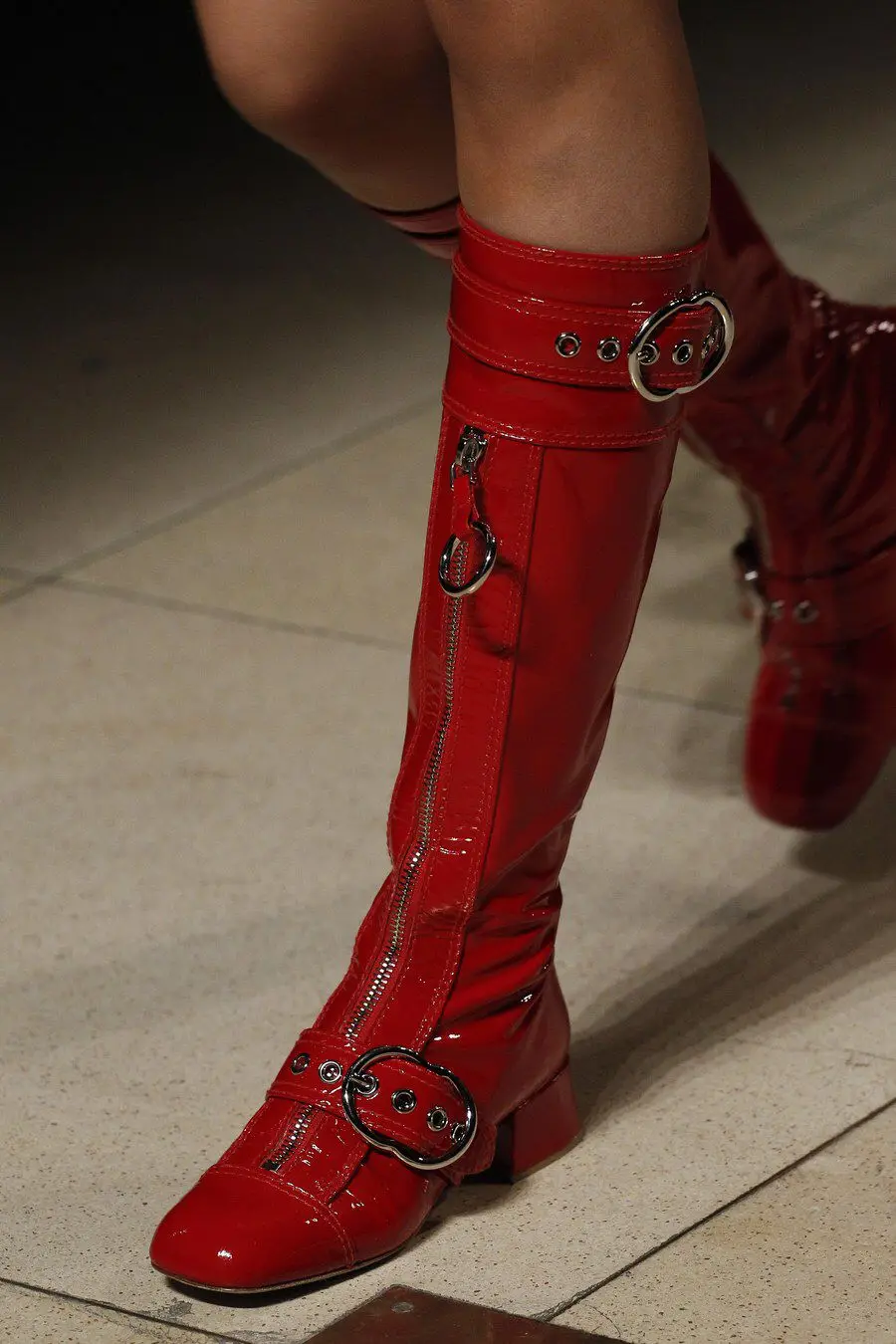 

Женские красные сапоги до колена из лакированной кожи, пряжка ремня, молния, декор, круглый носок, модные высокие байкерские сапоги на низком каблуке