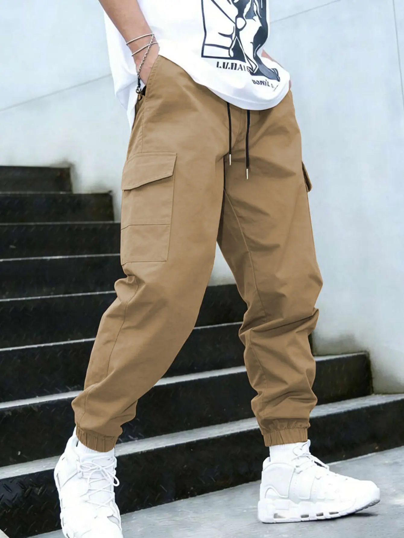 

Men's Solid Pocket Drawstring Waist Cargo Pants Regular Fit Casual Fashion Trousers for Daily Wear