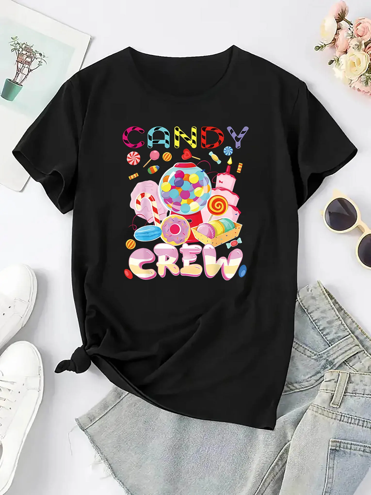 여성용 캔디 크루 그래픽 프린트 티셔츠 - 다채로운 기하학적 캔디 디자인이 있는 블랙 캐주얼 반소매 라운드 넥 티셔츠