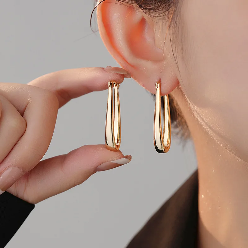 brincos-de-design-sofisticado-com-fechos-elegantes-feitos-de-metal-modernos-e-luxuosos-adequados-para-todas-as-ocasioes