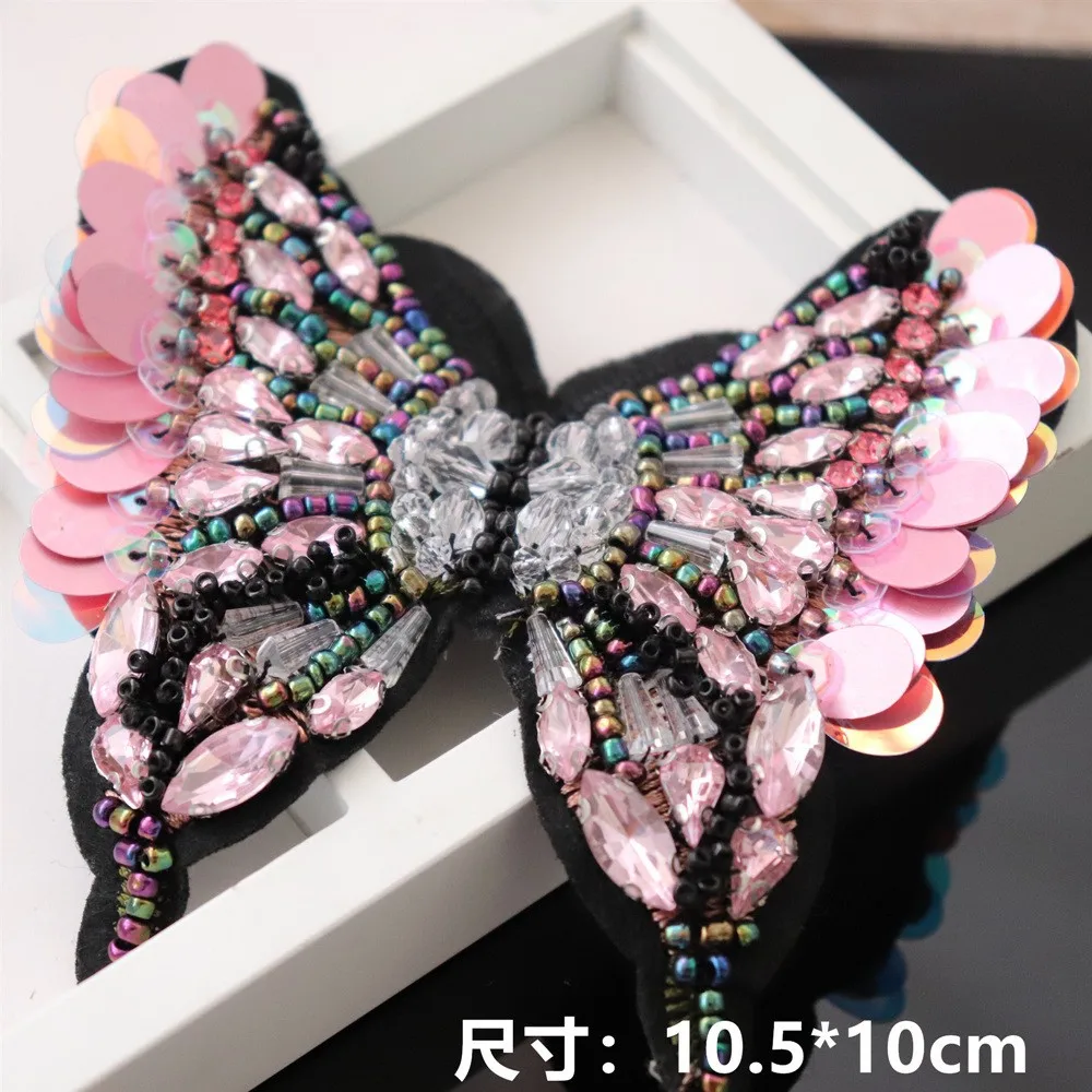 Handgefertigter Schmetterlings-Stoffaufnäher mit rosa Pailletten und Strass für Kleidung, Schuhe und Blumen.