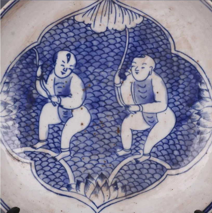 Chinese Old Blue and White Two children play Figure Pattern Porcelain Plate view 3