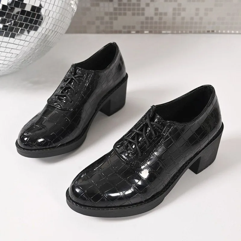 الدانتيل متابعة المتسكعون للنساء 2025 ربيع جديد النمط البريطاني فستان عالية الكعب المرأة مضخة براءات الاختراع والجلود الرقص حذا فردي للسيدات