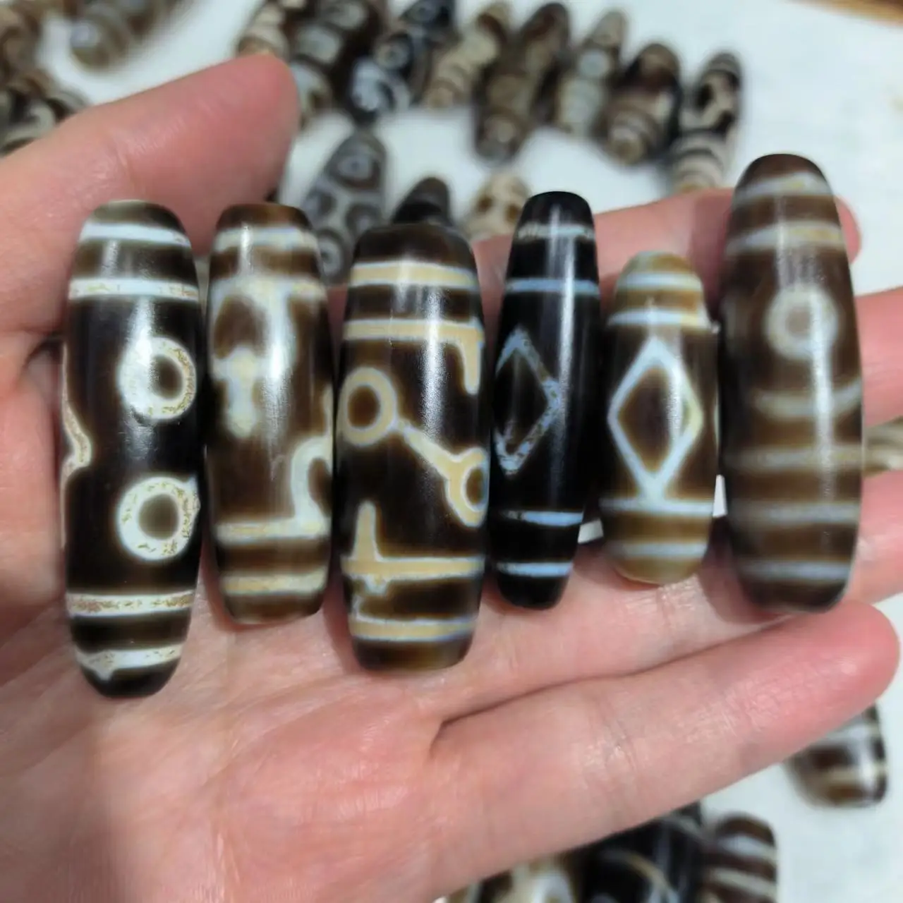 20pcs/lot natural variety of rare patterns old agate dzi wholesale Black-brown Weathering lines Old material Ethnography jewelry